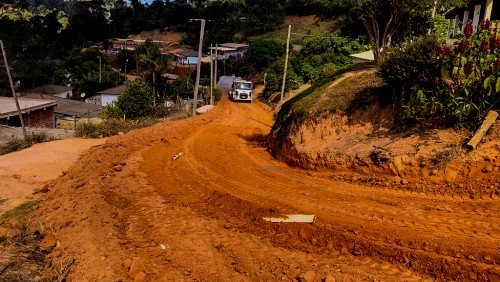 Estrada da Comunidade São Cristóvão recebe melhorias para início de pavimentação