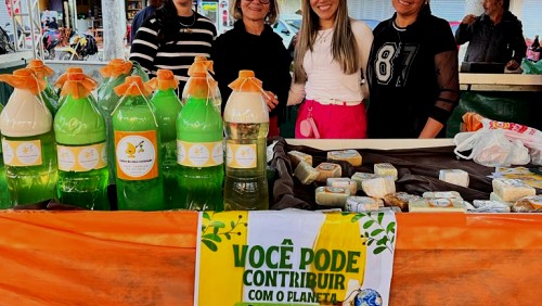 Escola Córrego do Recreio apresenta seu trabalho do Projeto Agrinho durante a Feira dos Agricultores