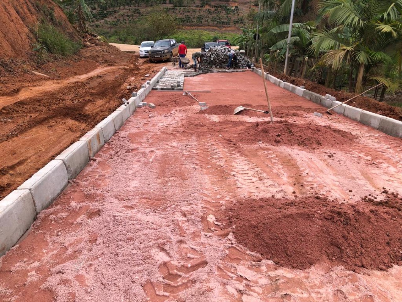 Prefeitura iniciou o calçamento na estrada de acesso ao Pico do Colossus