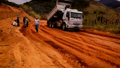 Prefeitura inicia preparação para asfaltamento em São João do Príncipe