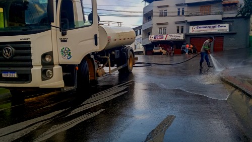 Prefeitura continua com o trabalho de limpeza das ruas