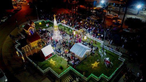 Abertura do 3º Natal Encantado de Iúna contou com apresentações e a presença do Papai Noel