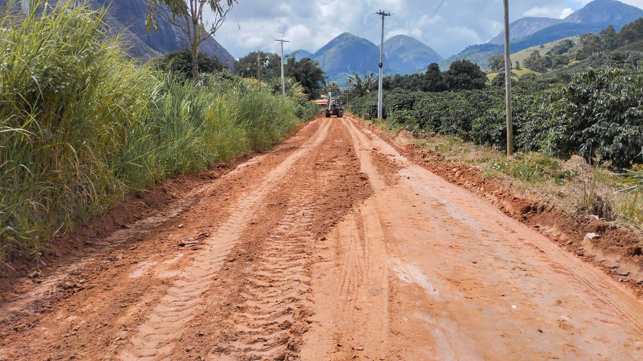 Prefeitura de Iúna executa melhorias na estrada de Laranja da Terra